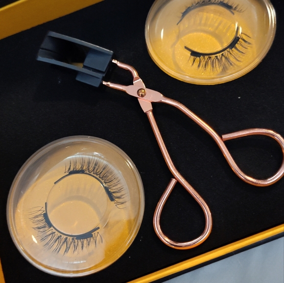 NWT! Magnetic Eyelashes - Picture 2 of 11